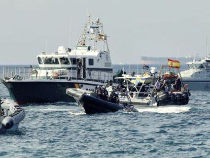 Patrulleras de la Guardia Civil y barcos de Gibraltar, en la bah&iacute;a de Algeciras en agosto de 2013.