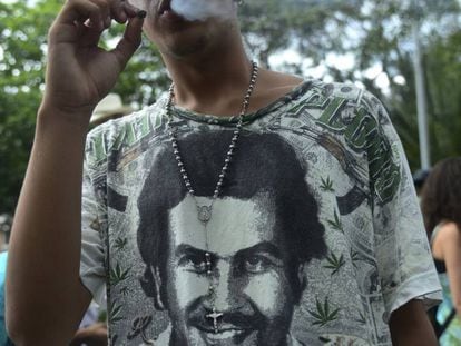 Un home fuma amb una samarreta amb la cara de Pablo Escobar estampada.