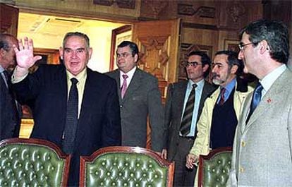 Miguel Castillejo saluda a la entrada de una reunión de Cajasur celebrada en 1999.