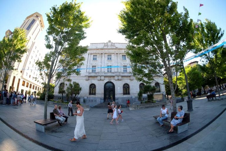 Vista de la antigua sede del Banco de España, en Santander, que alberga una vidriera con simbología franquista.