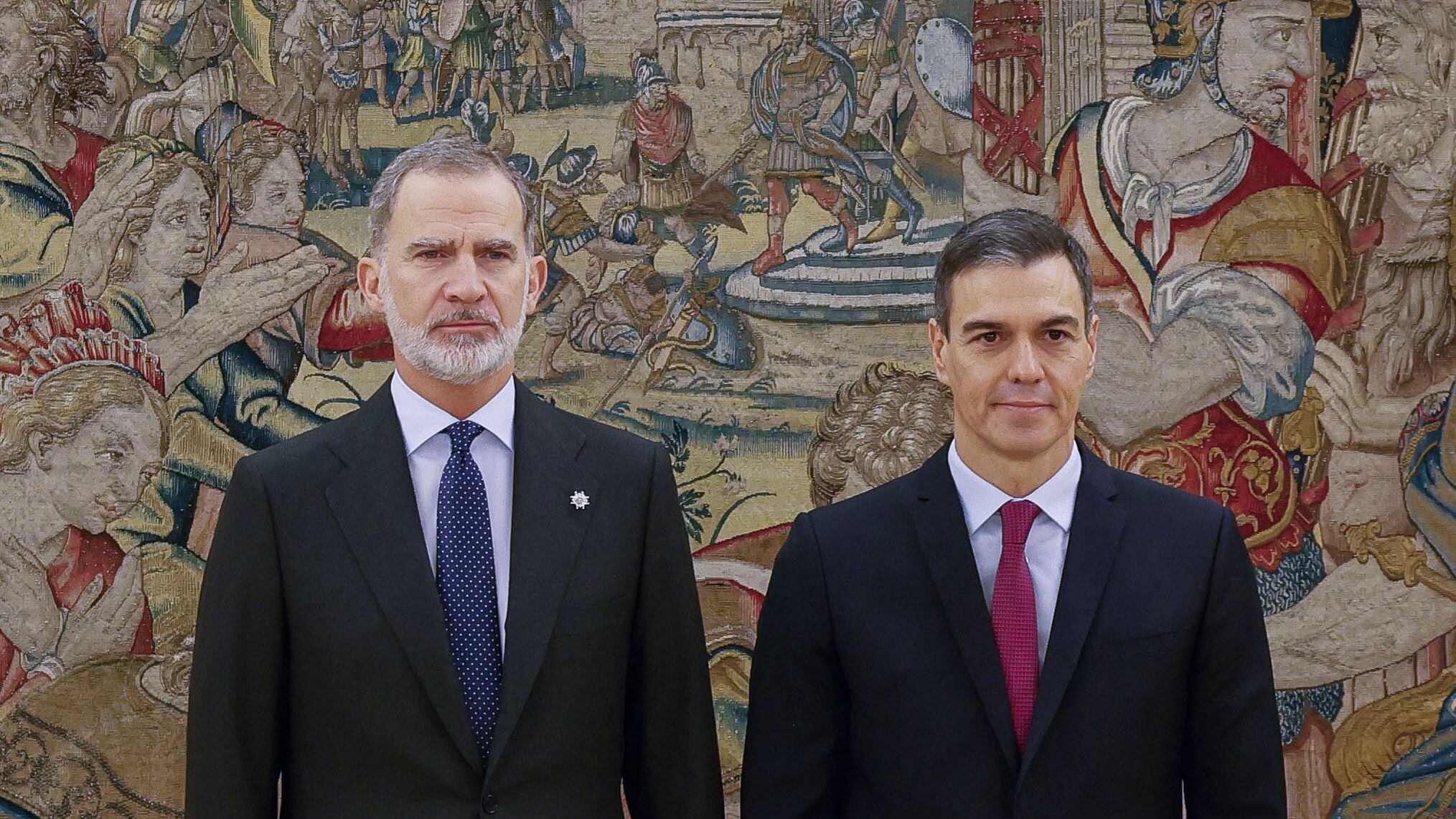 El rey Felipe VI y el presidente del Gobierno, Pedro Sánchez, tras jurar el cargo en La Zarzuela, el 17 de noviembre. 
