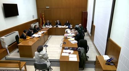 La víctima de una agresión racista declara en el juicio contra un conductor de los autobuses públicos de Barcelona.