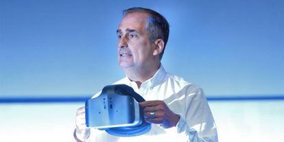 Brian Krzanich, consejero delegado de Intel, con las gafas de Project Alloy.