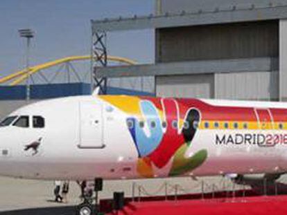 Airbus A-321 de Iberia, el avión de la candidatura Madrid 2016, que hoy ha sido presentado y bautizado por el Alcalde de Madrid, Alberto Ruiz Gallardón, y el presidente de la aerolínea, Antonio Vázquez