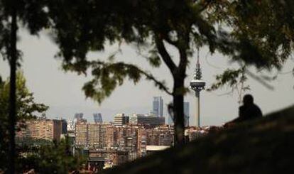 Un hombre contempla la vista desde del Cerro del Tío Pío, en Vallecas.