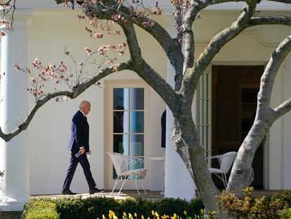 El presidente de Estados Unidos, Joe Biden, camina hacia el Despacho Oval este martes tras regresar del Capitolio.