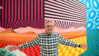 Patricio Cabrera con su obra 'Vista del mar en Tiscamanita' (2021), en su muestra 'El labrador y el astronauta' en el CAC Malaga.