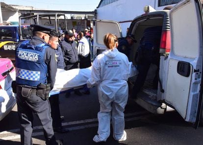 El cuerpo del taxista asesinado en Xochimilco.