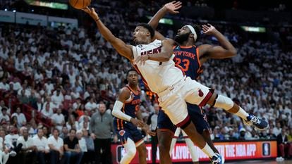 Kyle Lowry de lo Miami Heat se lanza para anotar una canasta contra los Knicks de Nueva York, en el juego 6 de la serie, este viernes en Miami.