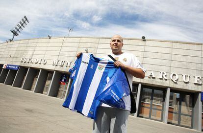 Un aficionado con la camiseta del equipo en las inmediaciones del Estadio de Butarque. También tiene puesta la del Real Madrid.