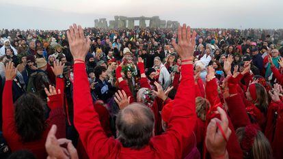 La gente se reúne por el amanecer del solsticio de verano en Stonehenge, Reino Unido.