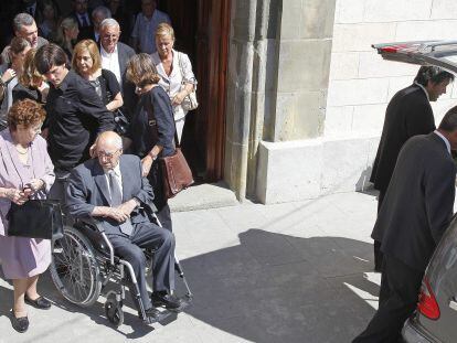 La familia de Emili Teixidor, a la salida del funeral celebrado ayer en Roda de Ter. 