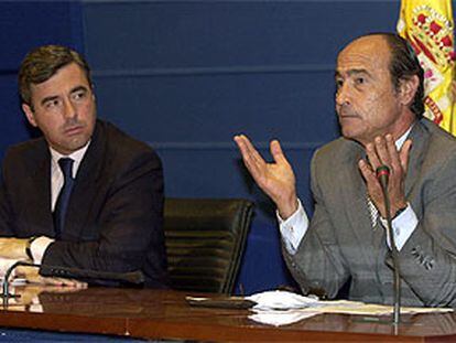 Ángel Acebes y Santiago López Valdivielso, en la rueda de prensa tras el crimen de ayer.