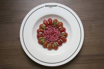 Plato de tomatitos cherry curados, en el restaurante DSpeakeasy (Madrid).