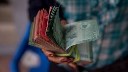 Una mujer vende córdobas por dólares en Managua.