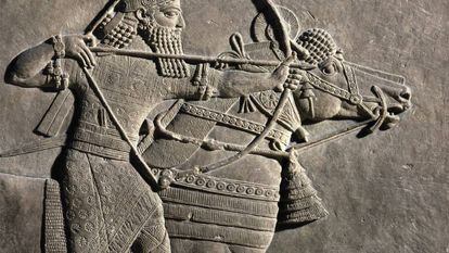 Relieve en piedra del palacio de Asurbanipal que representa una cacería dirigida por el rey asirio.