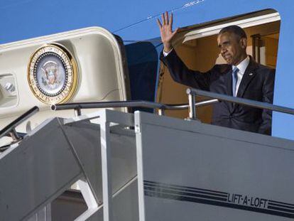 El presidente Obama saluda tras aterrizar en Kenia. 