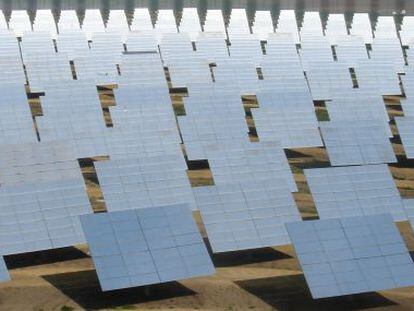 Paneles fotovoltaicos de una planta de energ&iacute;a solar en Sevilla. 