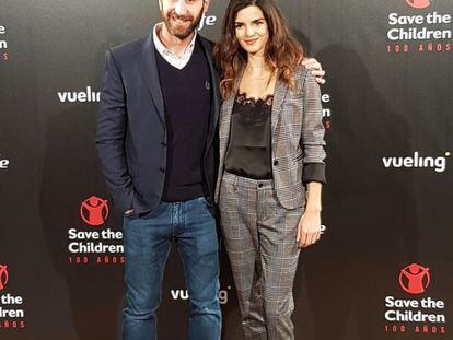 Suenan campanas de reconciliación, pero de momento los actores no han confirmado nada. Lo que sí es un hecho es que Dani Rovira y Clara Lago mantienen su amistad pese a su ruptura el pasado mes de mayo. La pareja de actores llevaba saliendo desde que rodaron juntos la película ‘Ocho apellidos vascos’, en 2014, y el pasado mayo ambos decidieron tomar caminos separados. Además de su profesión, a Rovira y Lago les une su compromiso social y ambos son los fundadores de la organización solidaria Ochotumbao. Precisamente su labor solidaria les ha unido públicamente por primera vez tras su separación esta semana, cuando juntos acudieron a recoger el premio que les otorgó Save the Children. Unos días antes, la actriz publicaba en su Instagram una foto de ambos para felicitar a Rovira por su cumpleaños.
