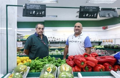 Hay alguna que otra cadena de fruterías regentada por españoles, pero incluso ellos se preparan para colgar el delantal. “Nos pueden quedar dos semanas si viene alguien con pasta”, dice Julio García Vivas, de 57 años, uno de los dos primos al frente de Ay Madre la Fruta. Son fruteros de tercera generación pero no tienen un relevo más joven para encargarse de sus 28 fruterías en Madrid. En la imagen, Julio García (izquierda) y Alfredo García, primos y propietarios de 28 fruterías en la región.