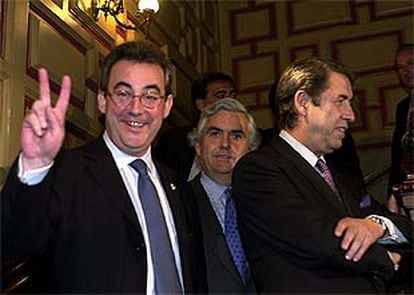 Javier Uría, junto Chomin Guzmán y al ex presidente José María Arrate.
