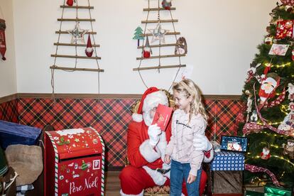 David Prados, taking care of a girl who has come to meet him at the Torrejón de Ardoz Christmas House.
