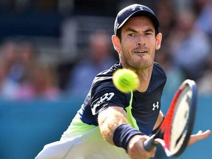 Murray devuelve la pelota durante el partido contra Kyrgios.