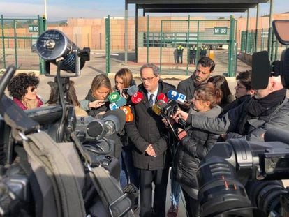 El 'president' Quim Torra atiende a los periodistas a las puertas de la cárcel de Lledoners, esta mañana.