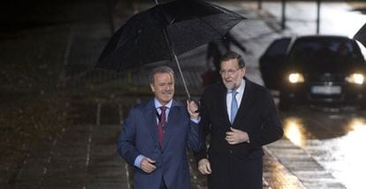 Mariano Rajoy, a su llegada al debate acompañado de Manuel Campo Vidal.