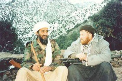 Mustafá Setmarian junto a Osama Bin Laden en las montañas de Tora Bora (Afganistán) en 2001.