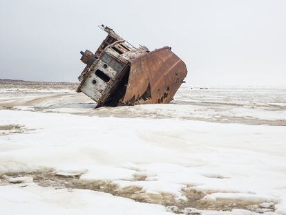 Un barco pesquero abandonado en lo que una vez fue el mar de Aral y ahora es un desierto, fotografiado en 2018.