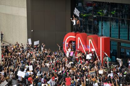 Manifestantes contra el racismo policial en la sede de la CNN en Atlanta.