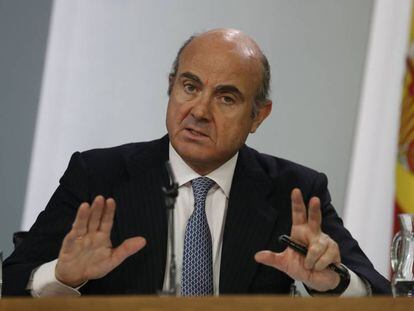 El ministro de Econom&iacute;a, Luis de Guindos, durante la rueda de prensa tras el Consejo de Ministros.