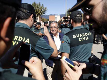 El entonces ministro de Interior, Juan Ignacio Zoido, saluda a los guardias civiles desplegados en Cataluña durante el desafío independentista de 2017.