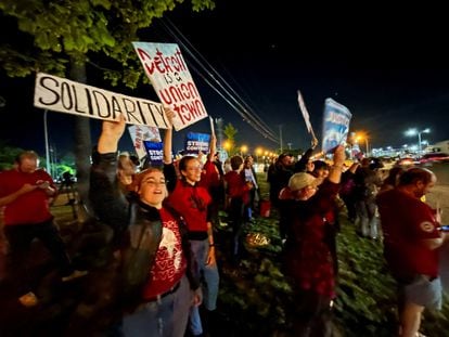 Piquetes de trabajadores en la planta de ensamblaje de Ford en Wayne (Michigan), al comenzar la huelga pasada la medianoche del jueves al viernes.