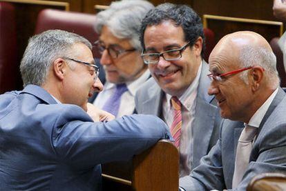 El ministro de Fomento, José Blanco, conversa con el portavoz y el diputado de CiU en el Congreso, Josep Antoni Duran Lleida i Jordi Jané, en el pleno en el que se han votado las resoluciones sobre el debate del estado de la nación.