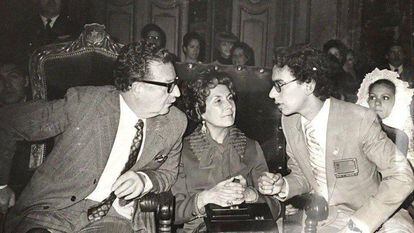 Salvador Allende (a la izquierda) hablando con Dante Delgado, en una fotografía compartida por el senador.