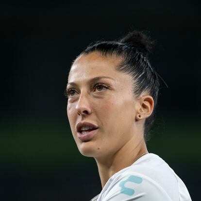AME9983. MONTERREY (MÉXICO), 15/09/2023.- Jennifer Hermoso de Pachuca participa en un calentamiento hoy, previo al inicio del partido entre Rayadas y Pachuca, correspondiente a la jornada 11 del torneo apertura 2023 de la Liga Femenil Mx del fútbol mexicano, celebrado en el estadio BBVA de la ciudad de Monterrey (México). EFE/ Miguel Sierra
