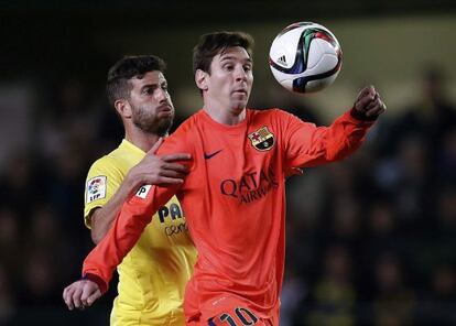 Messi, agarrado por Musacchio.