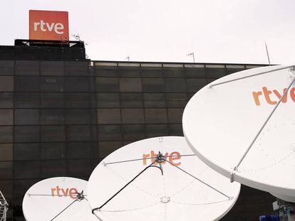 Antenas parab&oacute;licas en la sede de Informativos de TVE en Torrespa&ntilde;a.