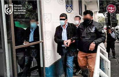 Agentes de la Policía de Investigación detienen a Fidel Kuri en Ciudad de México.