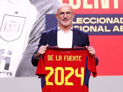 Luis de la Fuente pose for photo with the official T-Shirt during his presentation as new head coach of Spain football team at Ciudad del Futbol on december 12, 2022, in Las Rozas, Madrid, Spain.
AFP7 
12/12/2022 ONLY FOR USE IN SPAIN