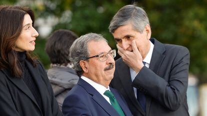 El presidente del Tribunal Constitucional, Pedro González-Trevijano (derecha), conversa con el presidente suplente del CGPJ, Rafael Mozo. A la izquierda, la ministra de Justicia, Pilar Llop.