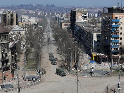 Camiones militares de las tropas prorrusas pasaban el jueves por una calle de Mariupol, en el sudeste de Ucrania.