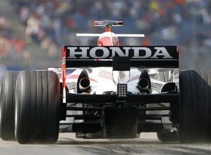 Rubens Barrichello pilota su Honda durante los entrenamientos para el Gran Premio de Nuerburgring.