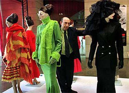 Francis Montesinos, en el IVAM, entre algunos de sus diseños inspirados en Balenciaga.