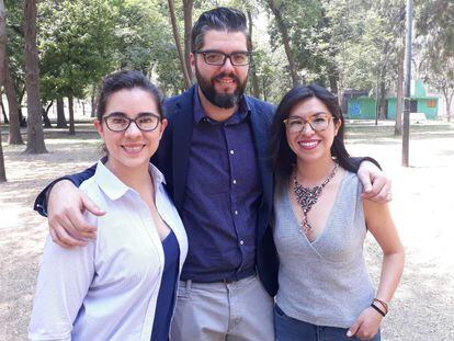 Los periodistas Nayeli Roldán Sánchez, Manuel Ureste Cava y Miriam Castillo Moya en la Ciudad de México.