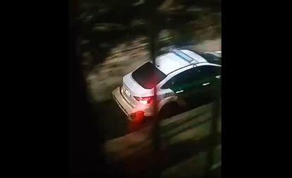 Captura de vídeo que muestra el coche policial que propagó por altavoces el audio de 'La Purga'.