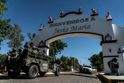 Un convoy militar llega a la sindicatura de Jesús María en Culiacán, el 7 de enero.