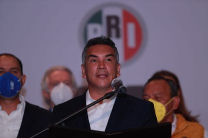 The president of the PRI, Alejandro Moreno, during a press conference.